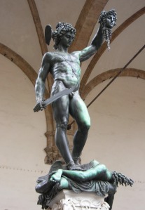 Cellini // Perseo // LA obra mas famosa de Cellini que adorna la Loggia Lanzi de Florencia.